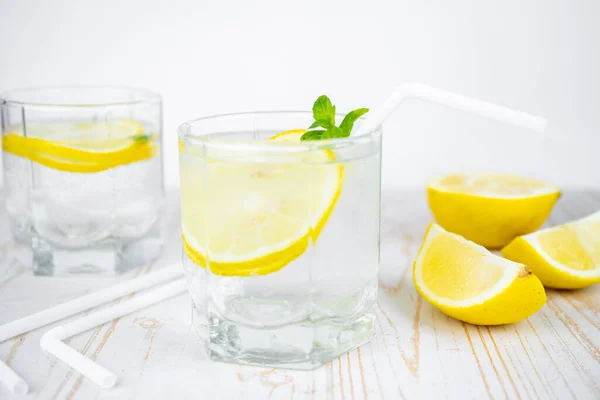 Copo Água Com Gás Com Gelo Hortelã Limão Conceito Refrescante — Fotografia de Stock