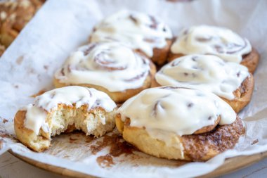 Klasik krem peynirle kaplı taze ev yapımı tarçın ruloları, geleneksel tarçınlı ev yapımı.
