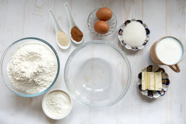 Ev yapımı tarçınlı börekler, evde pasta pişirmek için malzemeler. un, şeker, yumurta