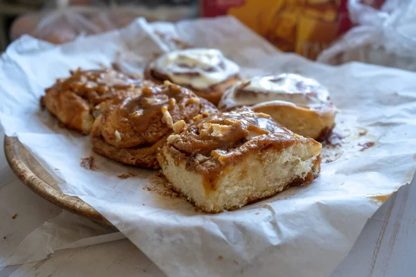 Färska Bakade Hemmagjorda Kanelbullar Glaserade Med Klassisk Färskost Och Karamell — Stockfoto