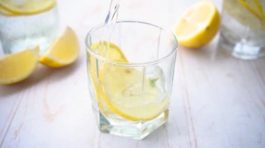 Bardağa limonlu soda dolduruyorum. Ferahlatıcı yaz kokteyli konsepti tonik veya şeffaf alkolle