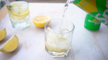 Buzlu, naneli ve limonlu bir bardak soda. Ferahlatıcı yaz kokteyli konsepti tonik veya şeffaf alkolle