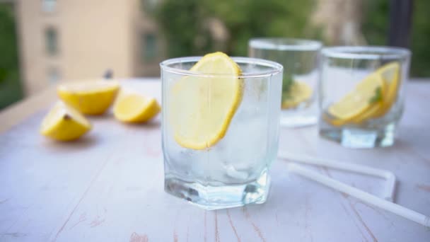 Verter Agua Soda Vaso Con Limón Refrescante Concepto Cóctel Verano — Vídeo de stock