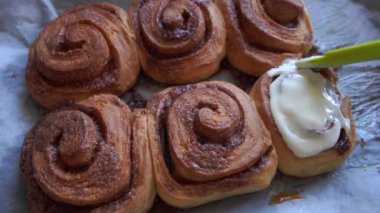 Klasik krem peynirle kaplı taze ev yapımı tarçın ruloları, geleneksel tarçınlı ev yapımı.