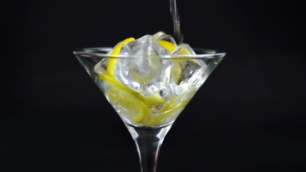 Eau Pétillante Citron Glace Soda Blanc Verre Sur Fond Noir — Video