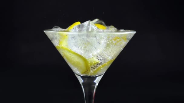 白开水加柠檬和冰块 白开水加黑色底色的杯子 清凉的饮料 — 图库视频影像