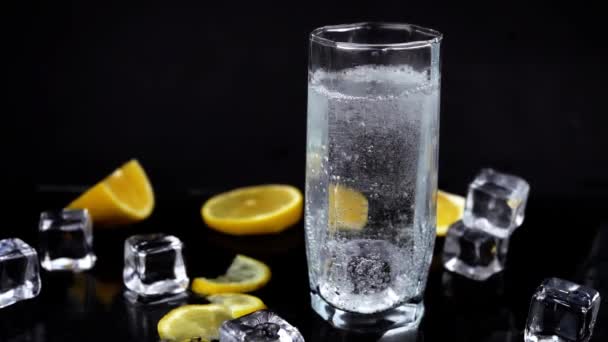 Šumivá Voda Nebo Koktejl Citronem Ledem Bílá Soda Skle Černém — Stock video