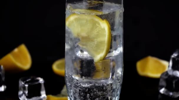 Agua Espumosa Cóctel Con Limón Hielo Soda Blanca Vaso Sobre — Vídeos de Stock