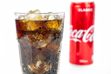 Bir bardak soğuk, ferahlatıcı kola, buzlu, metal kola konservesi klasik, beyaz üzerine izole edilmiş.