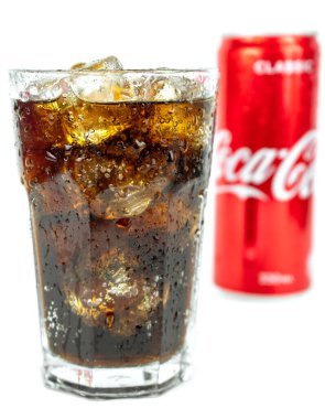 Bir bardak soğuk, ferahlatıcı kola, buzlu, metal kola konservesi klasik, beyaz üzerine izole edilmiş.
