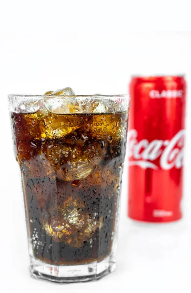 Vidro Refrigerante Refrigerante Refrigerante Coca Com Gelo Lata Metal Coca — Fotografia de Stock