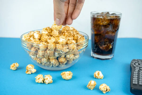 Sklenice Studené Osvěžující Coly Ledem Člověk Vezme Čerstvý Popcorn Karamelem — Stock fotografie