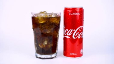 Bir bardak soğuk, ferahlatıcı kola, buzlu kola, metal bir kutu coca-cola klasiği, yakınlaştır.