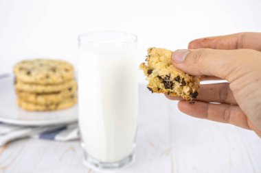 Tabakta fındık ve bir bardak sütle taze pişmiş klasik çikolatalı kurabiye.