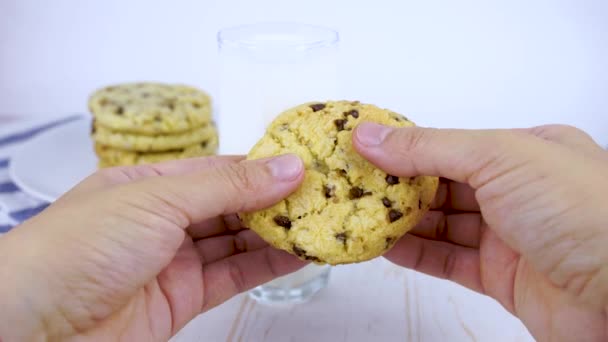 Eat Fresh Baked Classic Chocolate Chip Cookies Nuts Plate Glass — Stock Video