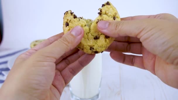 焼きたての古典的なチョコレートチップクッキーを食べるプレート上のナッツ ミルクのガラス 朝食のためのクッキー — ストック動画