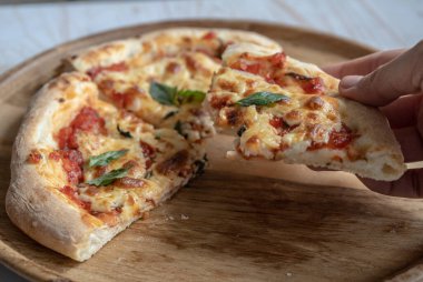 Mozzarella ve fesleğenli klasik pizza margherita, evde pizza yapmak.