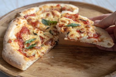 Mozzarella ve fesleğenli klasik pizza margherita, evde pizza yapmak.