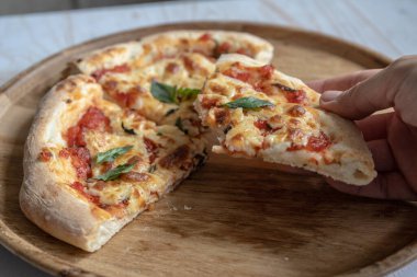 Mozzarella ve fesleğenli klasik pizza margherita, evde pizza yapmak.