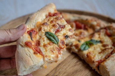 Mozzarella ve fesleğenli klasik pizza margherita, evde pizza yapmak.