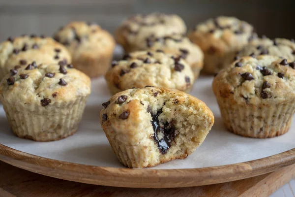 Cupcake Banana Fresca Con Gocce Cioccolato Soufflé Cioccolato All Interno — Foto Stock