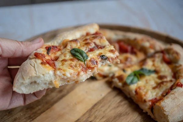 Mozzarella ve fesleğenli klasik pizza margherita, evde pizza yapmak.