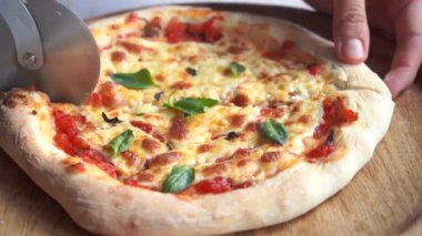 Klasik pizza margherita mozzarella ve fesleğenli, evde pizza pişirecek, taze pizza dilimi.