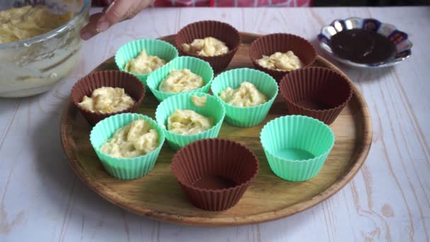 Rauw Deeg Voor Banaan Cupcakes Met Chocolade Siliconen Mallen Thuis — Stockvideo