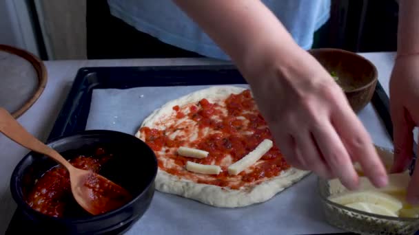 Faire Des Pizzas Maison Femme Mettre Fromage Mozzarella Sur Pâte — Video