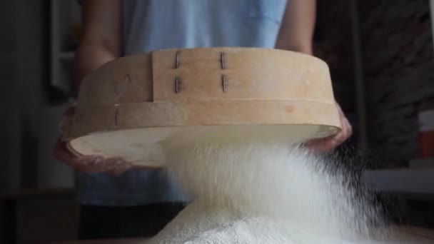 古いヴィンテージの木製のふるいでパン屋のためのシフト小麦粉 家庭料理 スローモーション — ストック動画