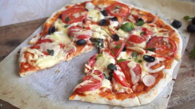 Erimiş peynir ve domatesli ev yapımı bir pizza al.