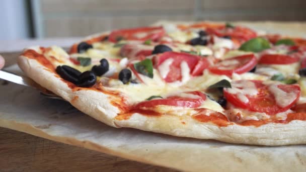 吃一片土制披萨 配上融化的奶酪和西红柿 — 图库视频影像
