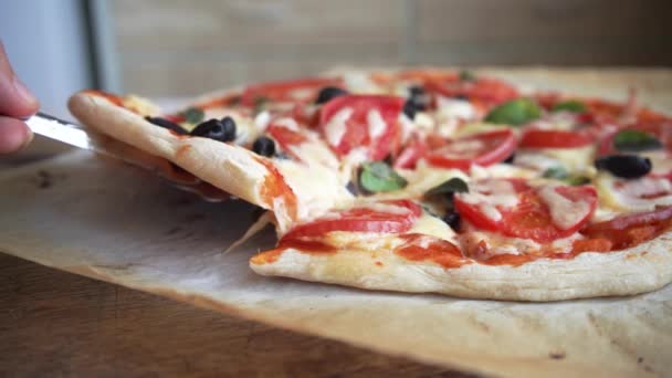 吃一片土制披萨 配上融化的奶酪和西红柿 — 图库视频影像