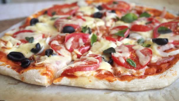 溶かしたチーズとトマトをスライスして自家製ピザをカット — ストック動画