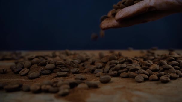 Ziarna Kawy Spadające Stół Ciemnym Tle Kawa Dłoni Spowolniony Film — Wideo stockowe