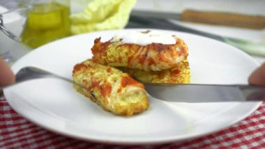Domates soslu ve ekşi kremalı ev yapımı lahana ruloları yemek çatal ve bıçaklı yemeğin yavaş çekim görüntüleri.