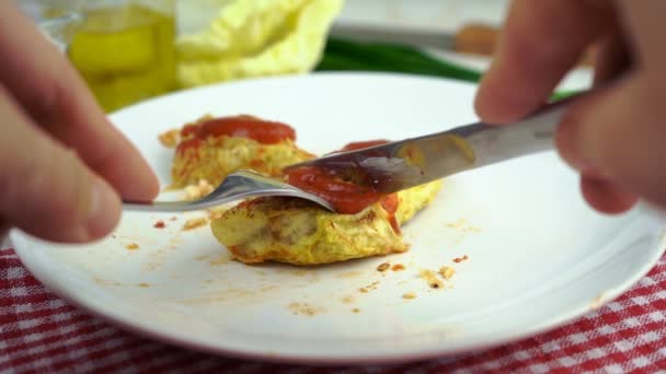 用番茄酱和酸奶油吃自制卷心菜卷 用叉子和刀盘慢动作镜头 — 图库视频影像