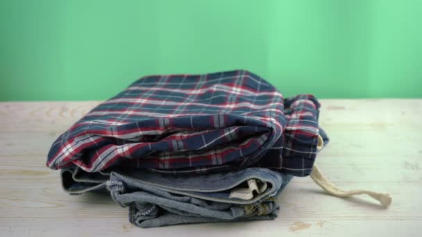 Dżinsy Piżama Koszule Spadające Stół Stosie Pojęcie Odzież Darowizny Lub — Wideo stockowe