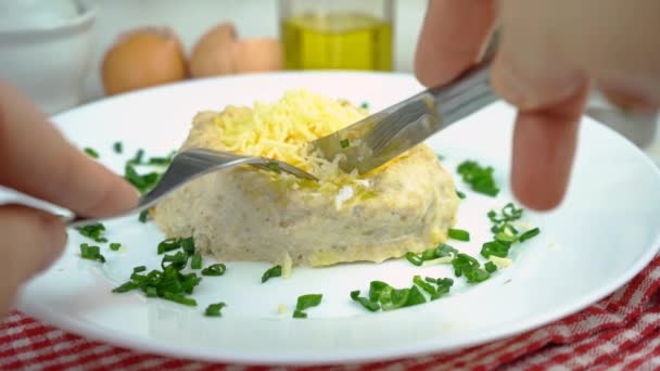 鸟巢菜谱 烤碎肉片 里面塞满了鸡蛋和奶酪 健康食品 — 图库视频影像