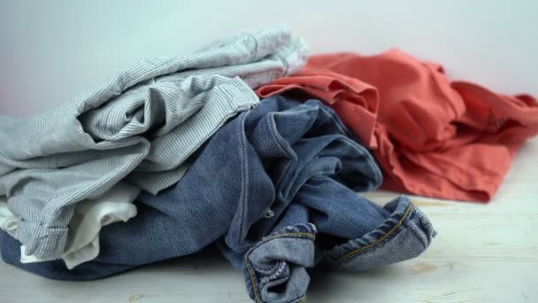 Jeans Pijama Camisas Cayendo Sobre Mesa Apiladas Ropa Para Donación — Vídeo de stock