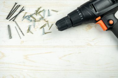 Elektrikli matkapla DIY arkaplan ve farklı kendini tıklatan vidalar, düz konum inşa hafif ahşap arka plan kopya alanı ile