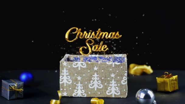 輝く粒子を持つ魔法のギフトボックス メリークリスマス 新年のテーマ ゴールデンテキストを販売 — ストック動画