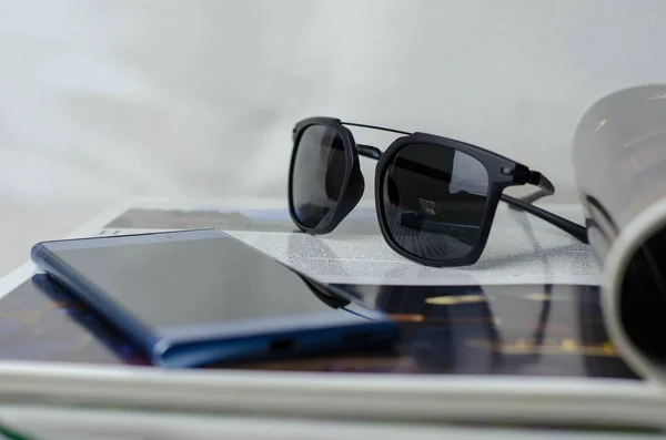 비즈니스 유니섹스 패션은 스마트폰 선글라스 브랜드 세트가 — 스톡 사진