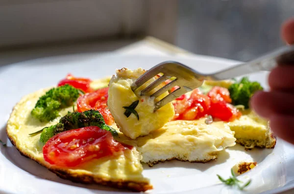 Oeufs Brouillés Savoureux Avec Brocoli Vert Tranches Tomate Rouge Sur — Photo