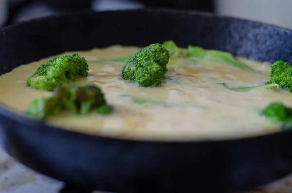 Omletă Sănătoasă Broccoli Ouă Amestecate Vegetariene Broccoli — Fotografie, imagine de stoc