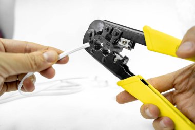 İnternet ya da telefon hattı kabloları ve sıkıştırıcı, Twisting Cable Tool Twisted Ethernet UTP Cat 5, Crimping RJ45 LAN kablosu, RJ45 bağlayıcısını çalıştırma