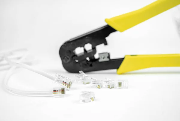 互联网或电话线电缆和卷曲机 扭曲电缆工具Twisted Pair Ethernet Utp Cat Crimping Rj45 Lan Cable — 图库照片