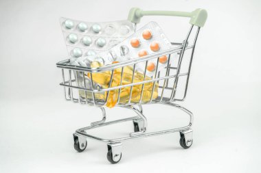 Omega 3 balık yağı büyük jel kapsülleri, alışveriş arabasında haplar, eczane, uyuşturucu satışı konsepti, sağlık sigortası, vitaminler