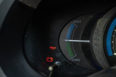 sistem uyarı simgelerine ve araç hata gösterimine sahip araç gösterge paneli