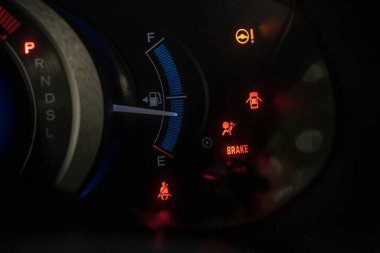 sistem uyarı simgelerine ve araç hata gösterimine sahip araç gösterge paneli